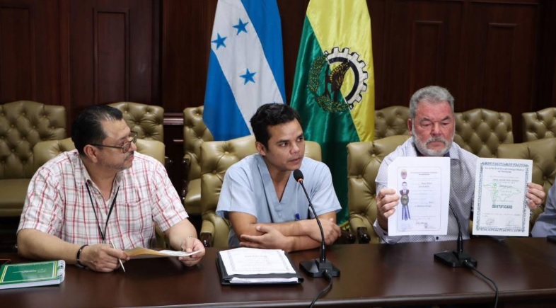 La doctora María de Lourdes Chávez Molina, comparte su trayectoria como médico. Ella narra su camino, retos y reflexiones.