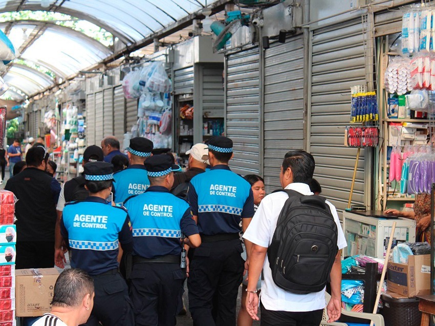 El Municipio de Guayaquil realizó un operativo en el sector de La Bahía para mejorar el orden y la seguridad.
