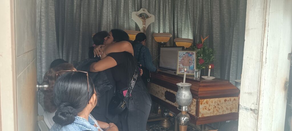 El cuerpo sin vida que fue encontrado en el camino que lleva a la cantera La Chispa, fue identificado como Elvis Xavier García Coveña.