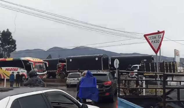 Protesta de transportistas en Carchi paraliza vía Panamericana por aumento de robos