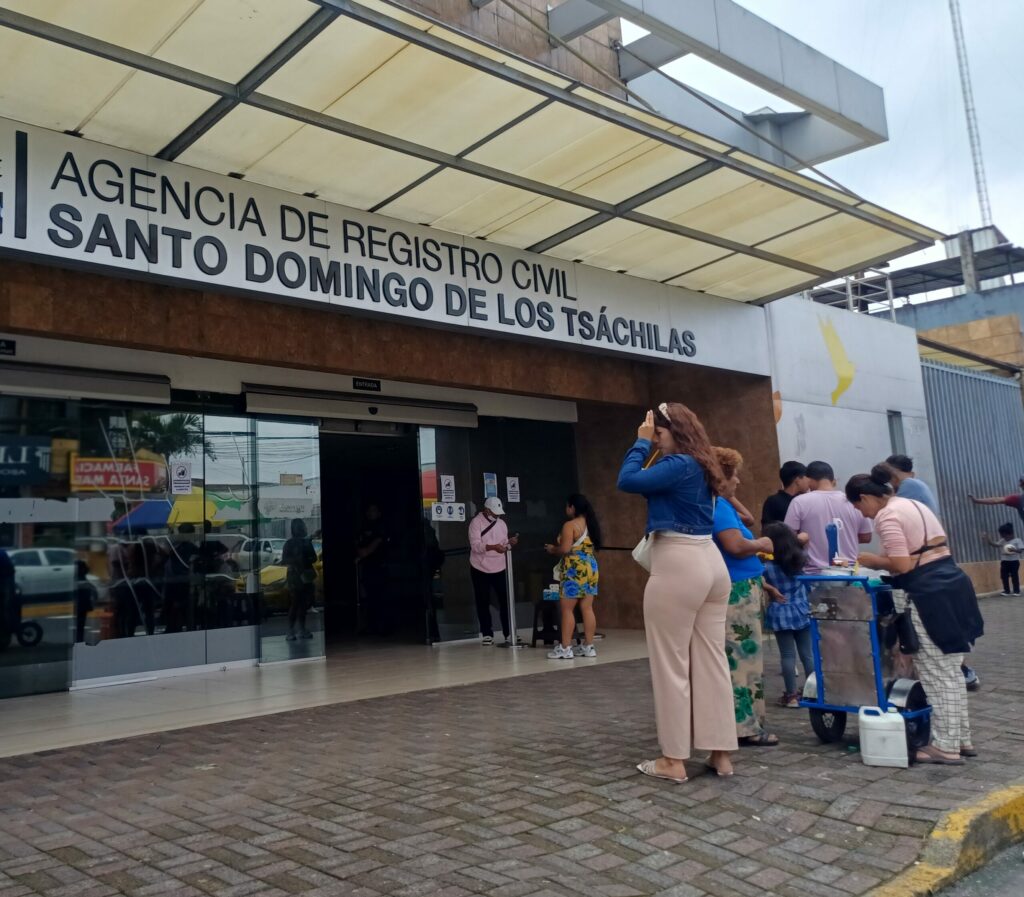 Retrasos en entrega de cédulas afectan a usuarios del Registro Civil en Santo Domingo