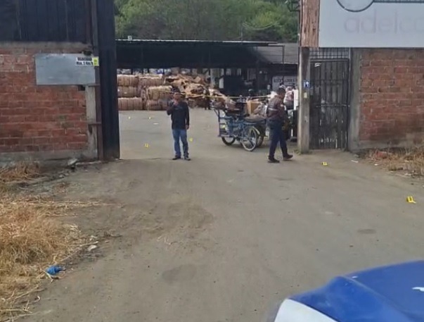 Un hombre resultó asesinado a disparos en una recicladora ubicada en el kilómetro 4 de la vía Portoviejo-Montecristi.