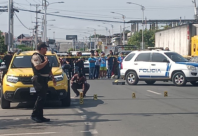 Un taxista identificado preliminarmente como Jhonny Flores, de aproximadamente 38 años, fue asesinado de varios disparos.