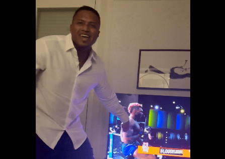 Michael Morales venció por nocaut técnico y Antonio Valencia reaccionó con emoción