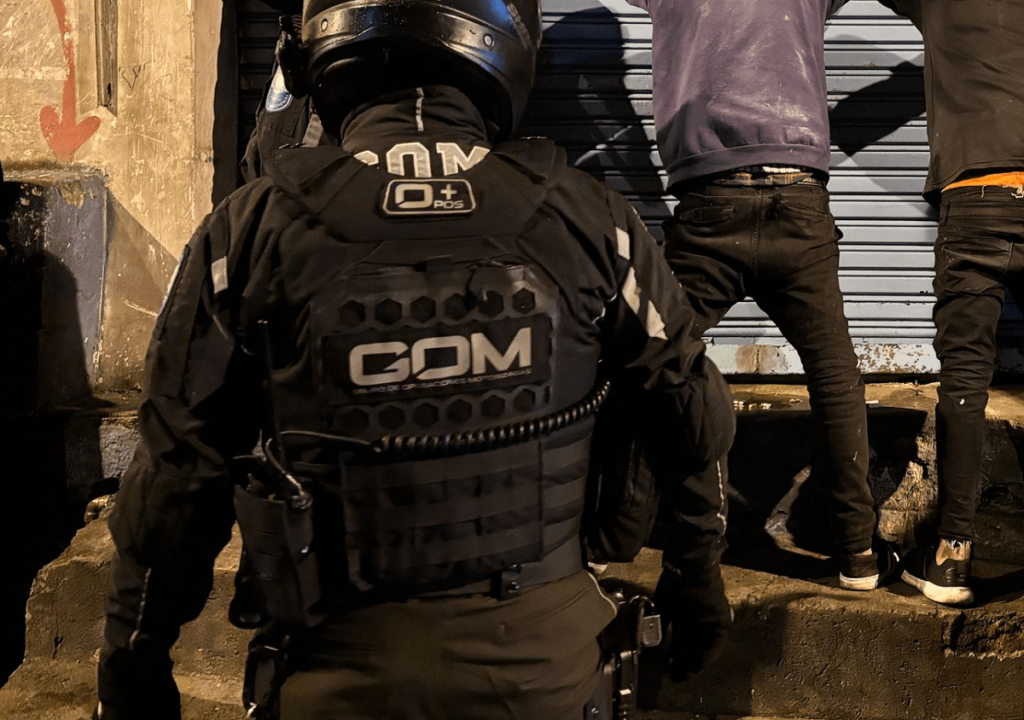 Allanamientos simultáneos en Quito revelan redes de narcotráfico y robo
