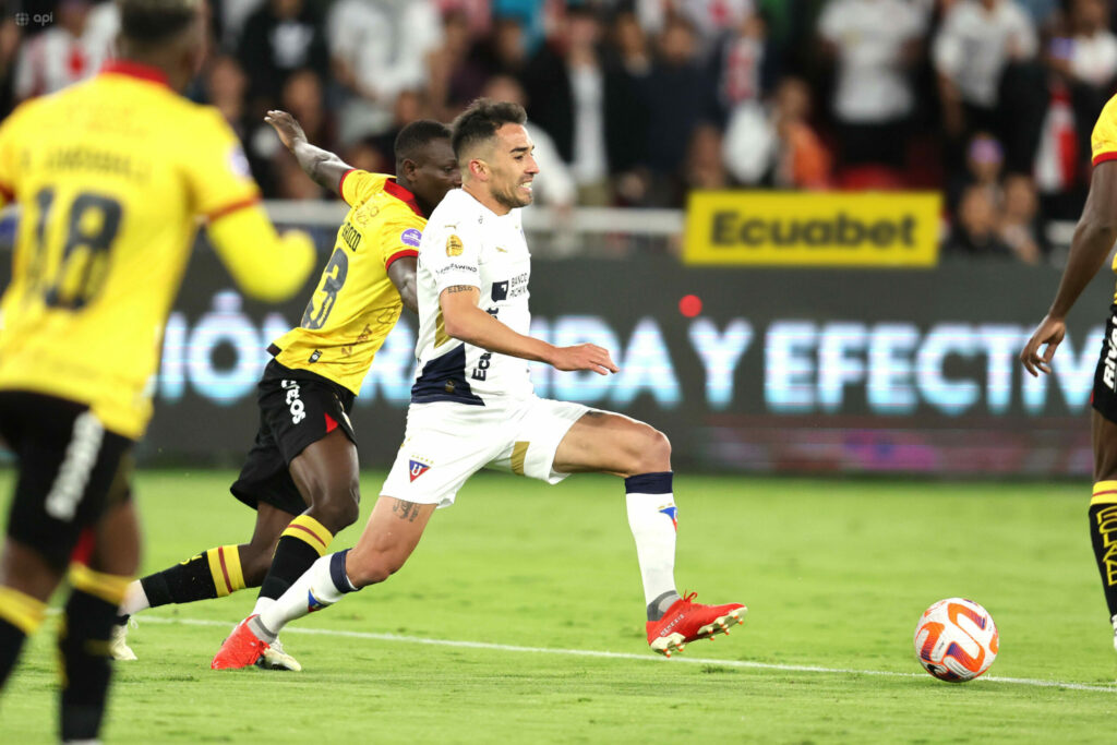 El partido se jugó en el estadio Rodrigo Paz Delgado, donde Liga de Quito venció 3-1 1 Barcelona.