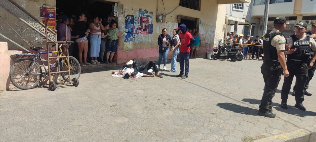 “Lo remataron en el suelo”: sicarios ejecutan a hombre en mercado de Huaquillas