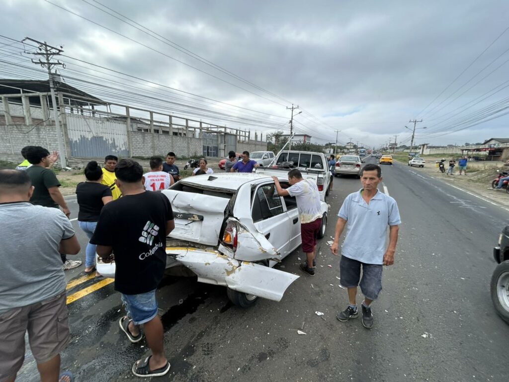 Un accidente de tránsito múltiple en la vía Manta-Montecristi dejó cinco vehículos con daños materiales.