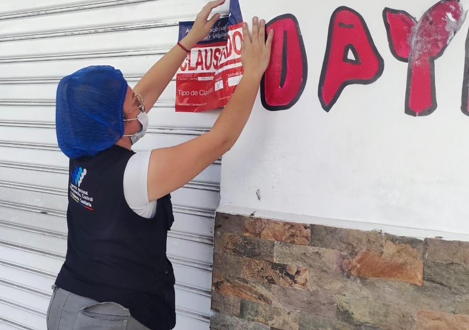 A un restaurante de comida asiática, conocido como chifa, llegaron representantes de la Agencia Nacional de Regulación, Control y Vigilancia Sanitaria (Arcsa).