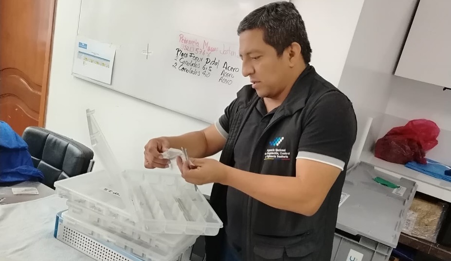 Arcsa decomisó miles de equipos médicos sin registro sanitario en hospital privado de Santo Domingo de los Tsáchilas