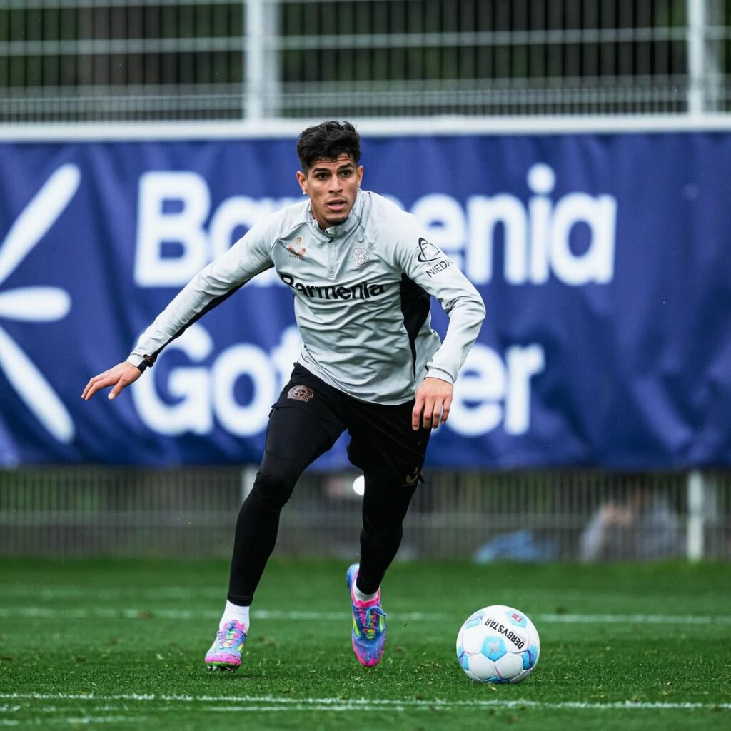 Chelsea negocia por Piero Hincapié con oferta de USD 69 millones al Bayer Leverkusen