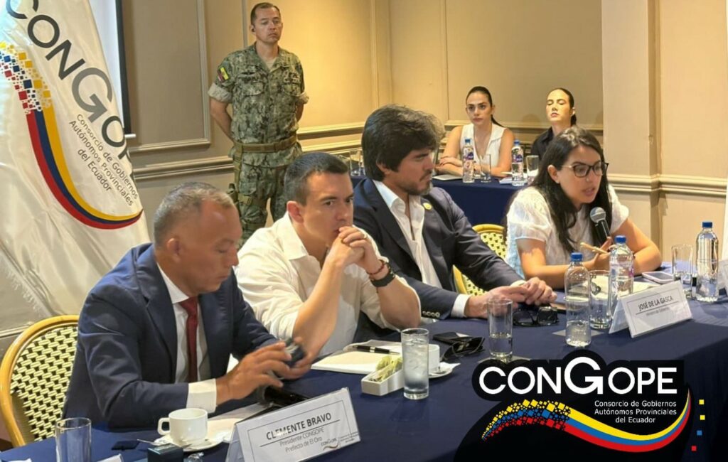 Daniel Noboa sostuvo reunión en El Oro con prefectos y alcaldes para fortalecer la gestión territorial