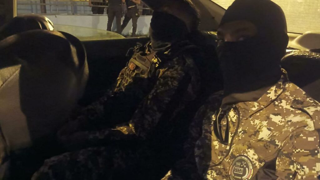Dos guías carcelarios de la Penitenciaría del Litoral, en Guayaquil, quedaron detenidos tras ser sorprendidos con objetos prohibidos y en actitud sospechosa.
