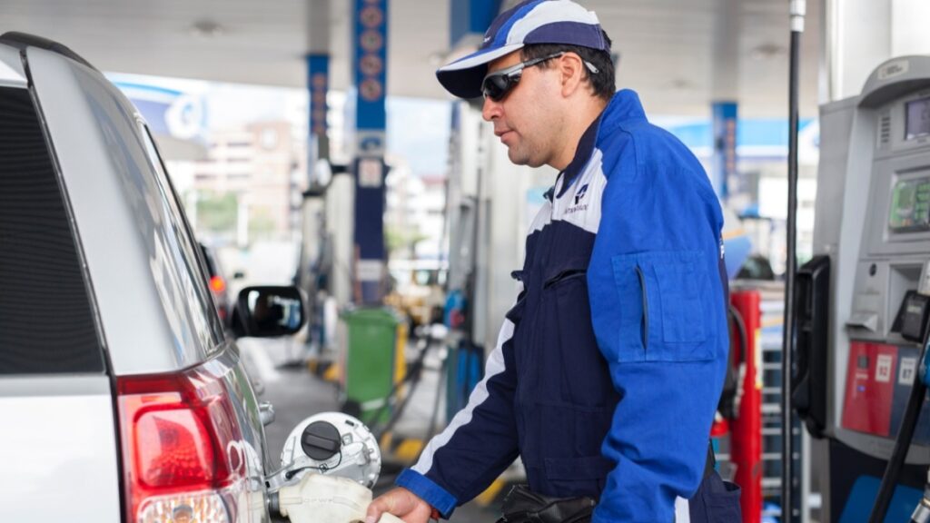 El Gobierno destina 22.7 millones de dólares para compensaciones en el esquema de precios de las gasolinas extra y ecopaís. (Petroecuador).