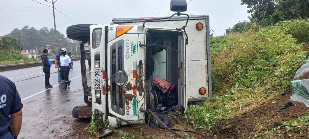 El camión que conducía Celio Pocaiza quedó volcado a un costado de la carretera.