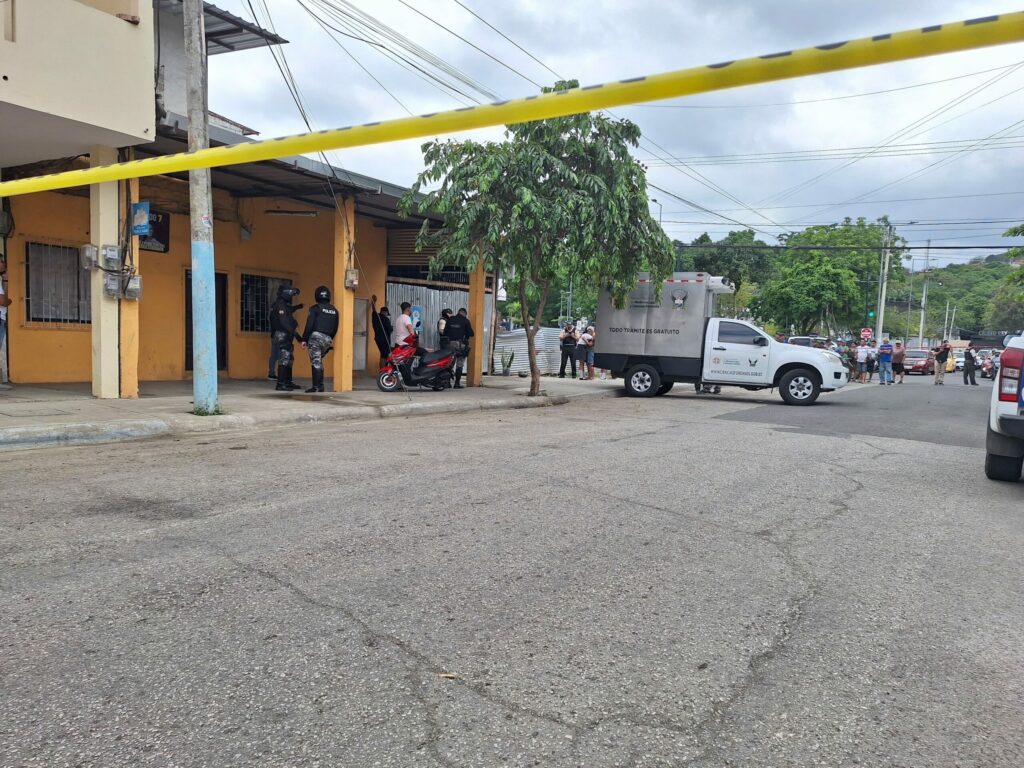 El cuerpo de Carla Arauz., la mujer asesinada a tiros, fue llevado al centro forense de Manta para la autopsia de rigor.