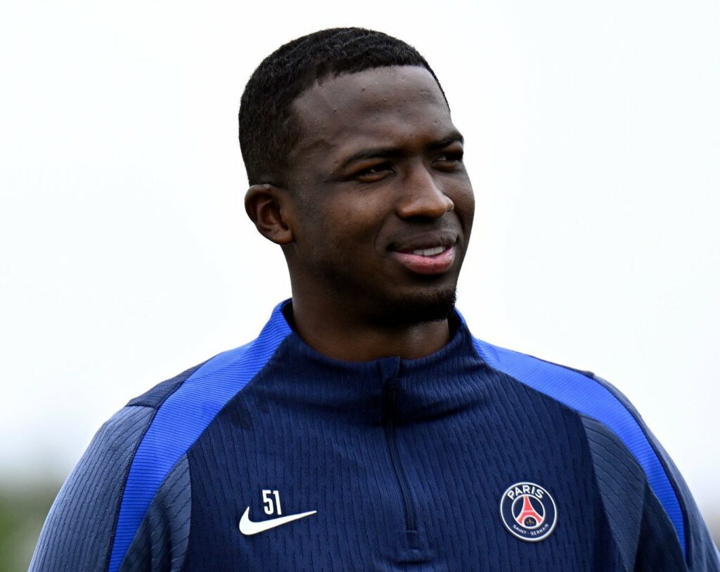 El defensa ecuatoriano Willian Pacho se entrena con el PSG en Estados Unidos para el Mundial de Clubes.