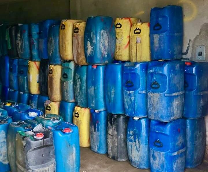 Fuerzas Armadas detectan y decomisan combustible ilegal en bodega clandestina en frontera norte de Ecuador