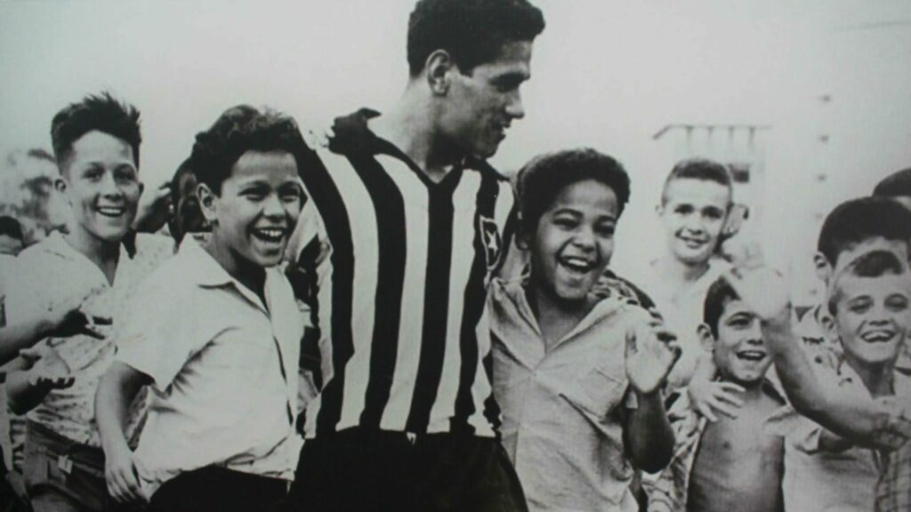 Fue en 1951 cuando Garrincha firmó aquel primer contrato con Botafogo y se convirtió en futbolista profesional.