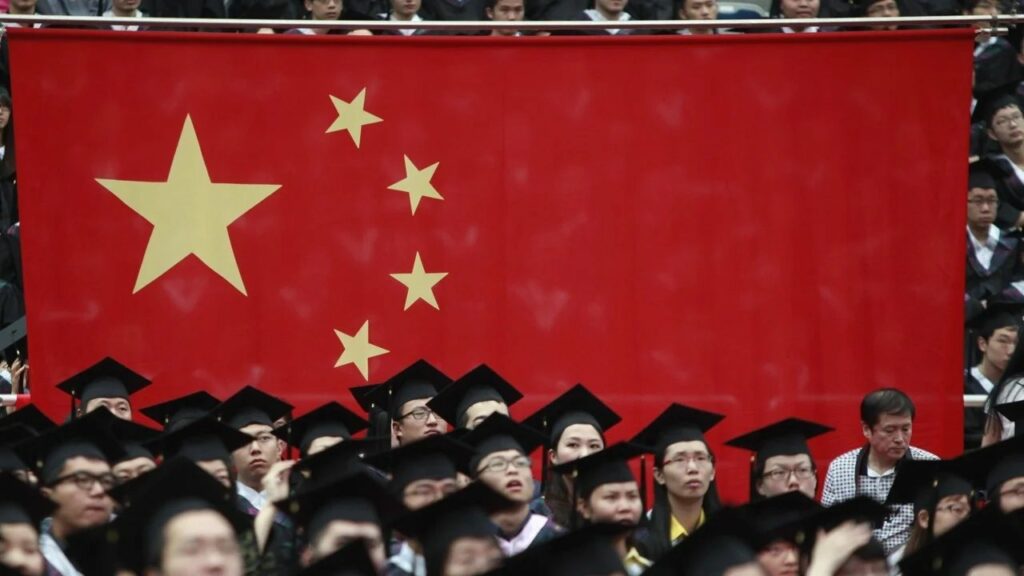 EE.UU. rechaza visa a estudiante China en medio de restricciones migratorias.