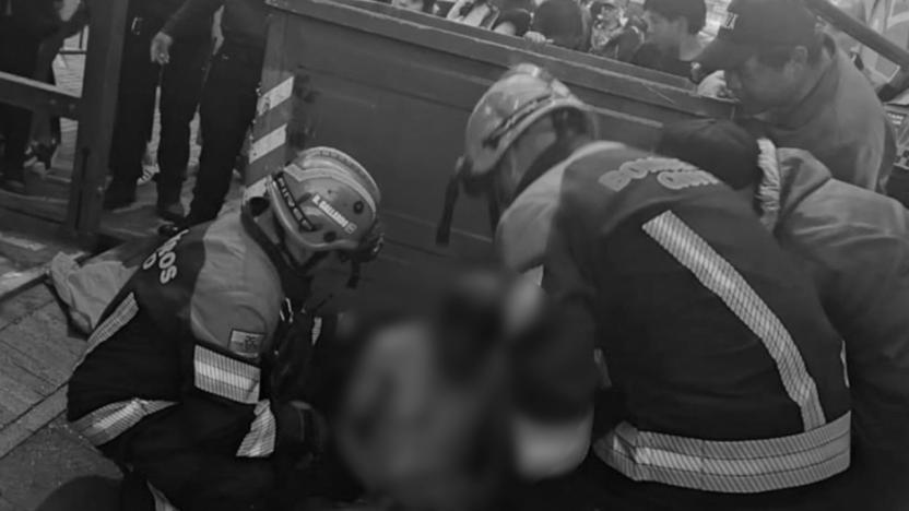 Hombre termina encerrado en un basurero al intentar sacar una botella