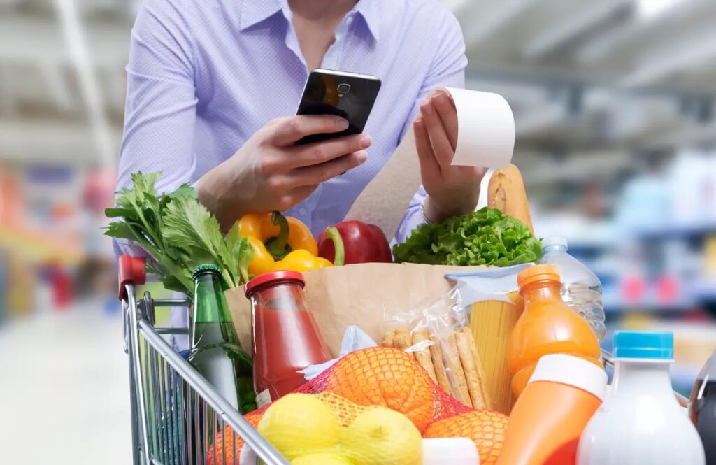 Implementar estrategias como planificar menús, comprar productos de temporada y aprovechar descuentos permite optimizar el presupuesto familiar