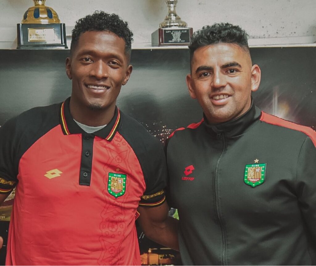 Jorge Ordóñez (izq.) junto a Luis Miguel Escalada del Deportivo Cuenca.