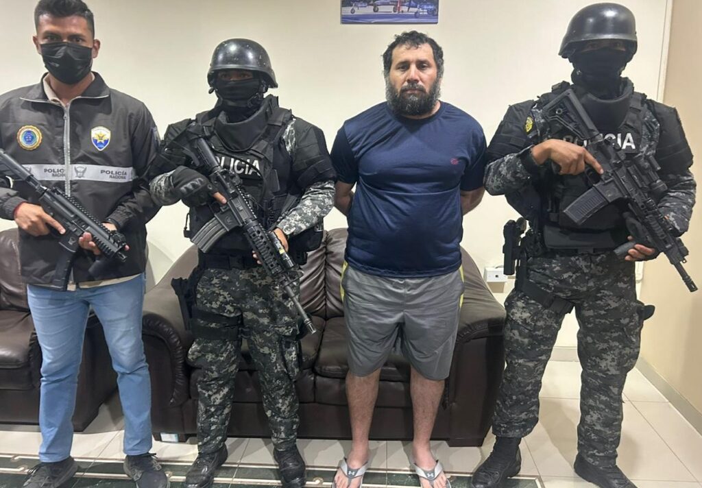 José Adolfo Macías Villamar permanece bajo estricto resguardo policial y militar hasta definir su futuro legal ante posible extradición.