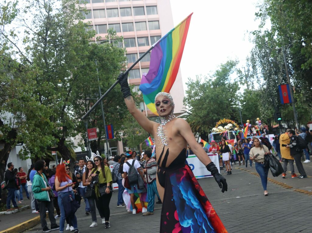 La comunidad LGBTI+ de Guayaquil decidirá la ubicación del Orgullo 2025 mediante una encuesta pública que finaliza esta noche