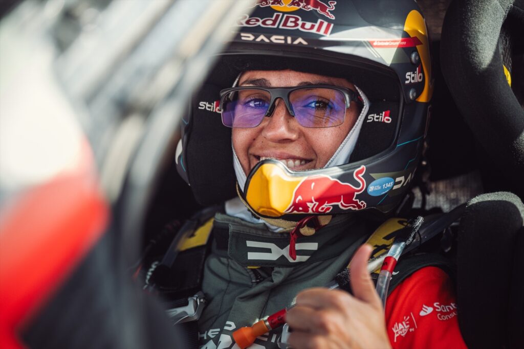La piloto española Cristina Gutiérrez ha renovado su contrato con el equipo Dacia para competir en el Rally Dakar durante dos temporadas adicionales, hasta 2027.