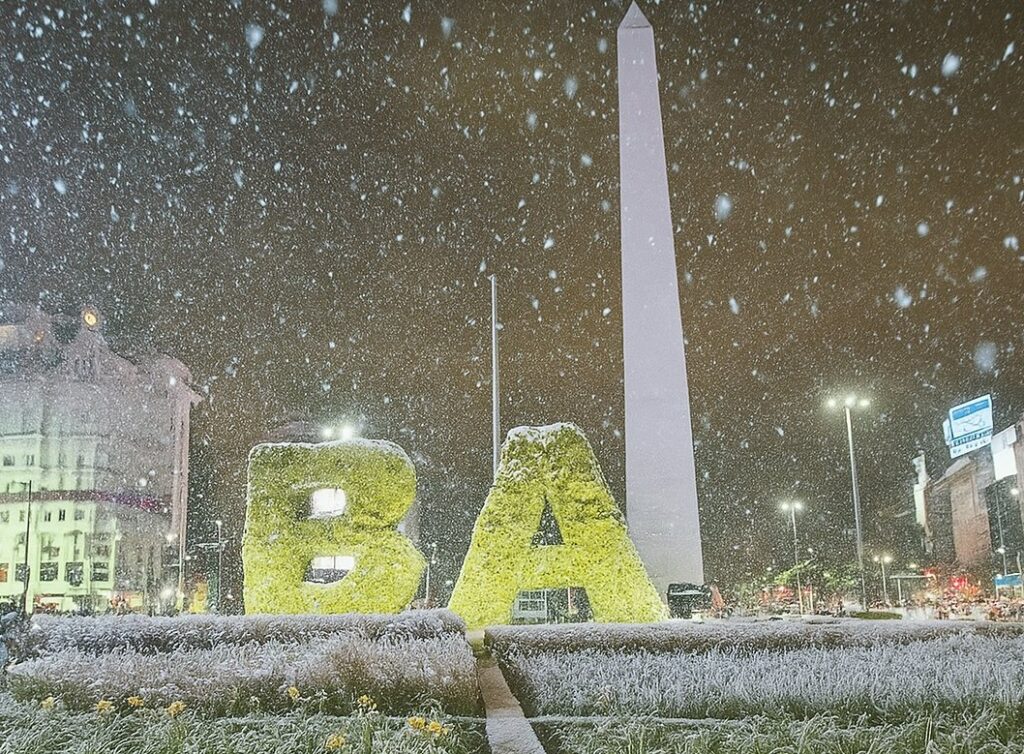 La provincia de Buenos Aires, en Argentina, amaneció cubierta de nieve este lunes 23 de junio, un fenómeno climático inusual