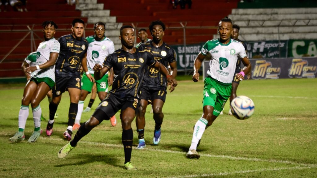 Liga de Portoviejo iguala el marcador 1-1 ante Grecia en el estadio Reales Tamarindos por el Torneo Provincial de Ascenso. (El Diario).