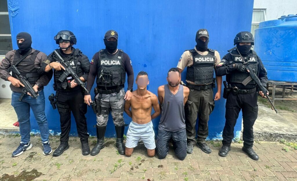 Los sospechosos fueron apresados en poder de las armas durante el allanamiento.