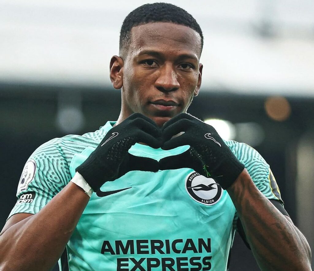 Manchester United sondea a Pervis Estupiñán para reforzar su defensa
