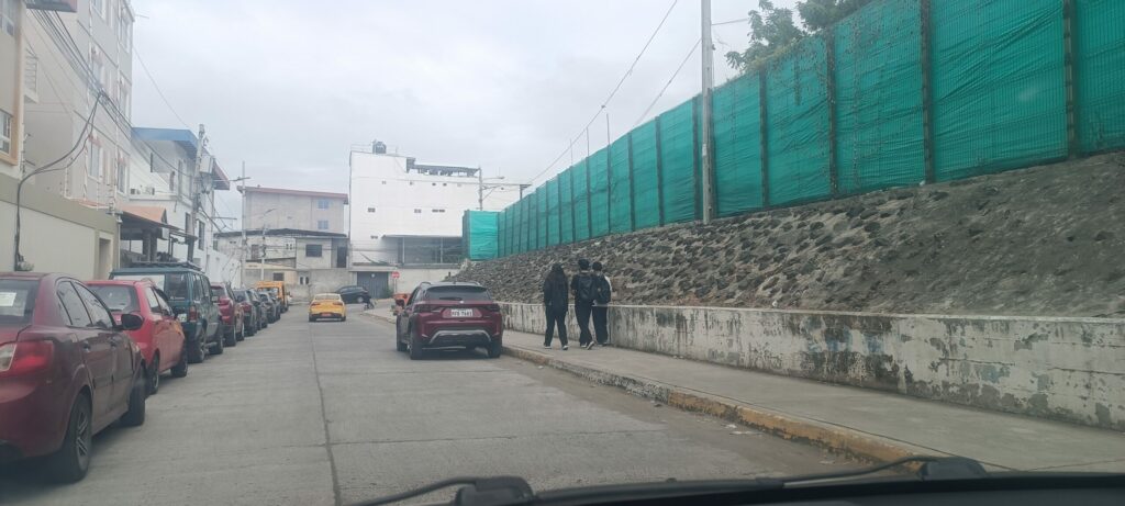 Moradores señalan que robos diarios a estudiantes en los barrios Los Eléctricos y Universitaria, zonas cercanas a la Universidad Eloy Alfaro de Manta.