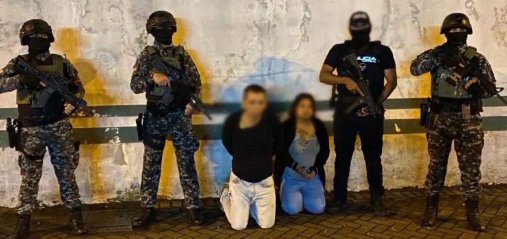 Parte de los detenidos acusados de pertenecer a una red de extorsión que operaba en Pichincha y Oreallana.