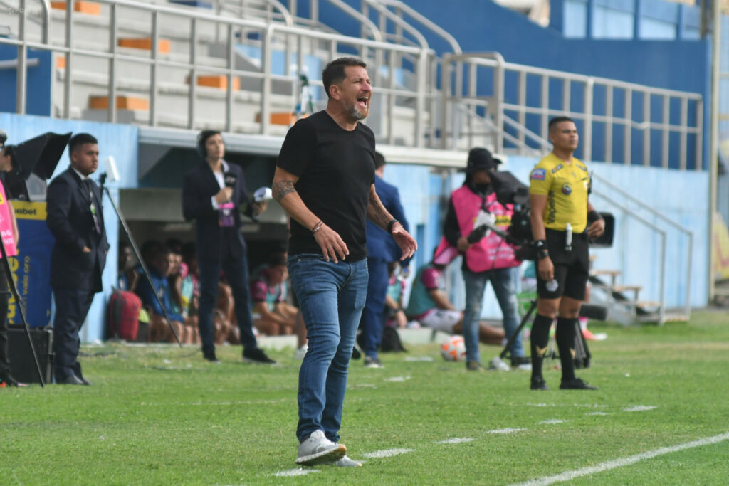 Patricio Urrutia revitaliza al Delfín y lo acerca a zona de clasificación.