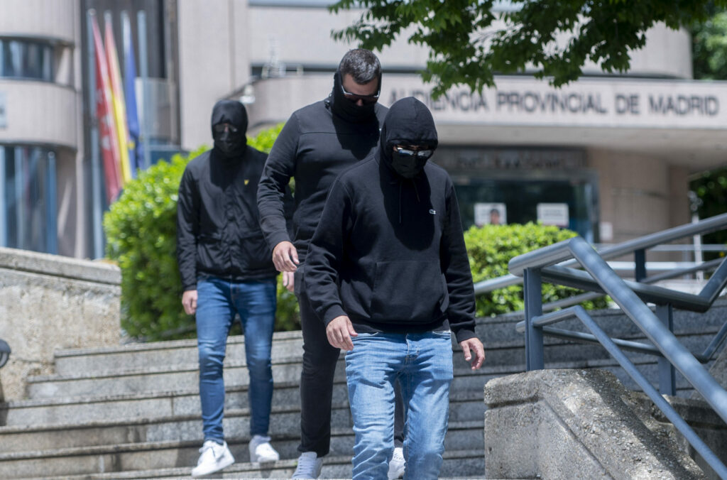 Penas de hasta 22 meses de cárcel y prohibición de ir a estadios para ultras que colgaron un muñeco de Vinícius Júnior