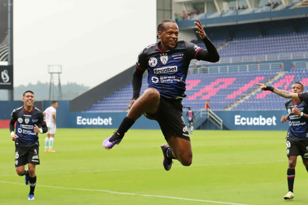 Romario Ibarra rescinde su contrato con Independiente del Valle.