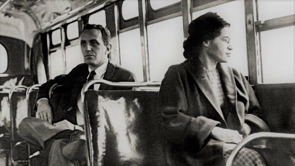 Rosa Parks (1913-2005), afroamericana, desafió la segregación racial en 1955 al negarse a ceder su asiento en un autobús en Montgomery, Alabama.