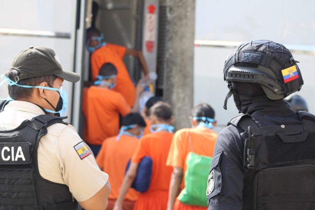 El Estado traslada a 26 reos para desarticular planes criminales desde las cárceles de Guayaquil