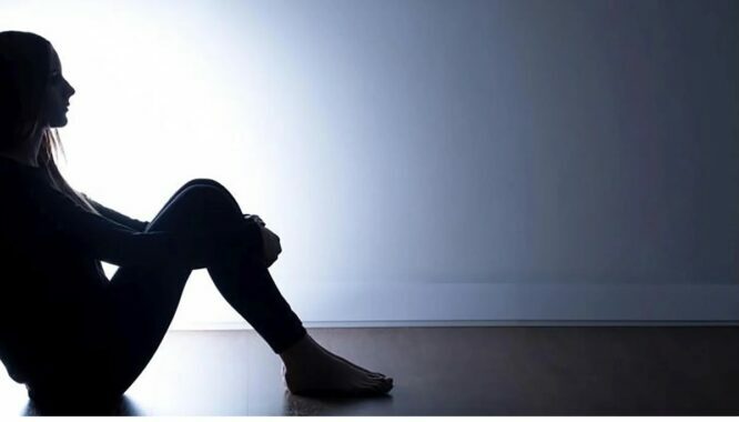 Vivía en la oscuridad y abandono: mujer ciega pasó varios días junto al cadáver de su hermano sin saberlo