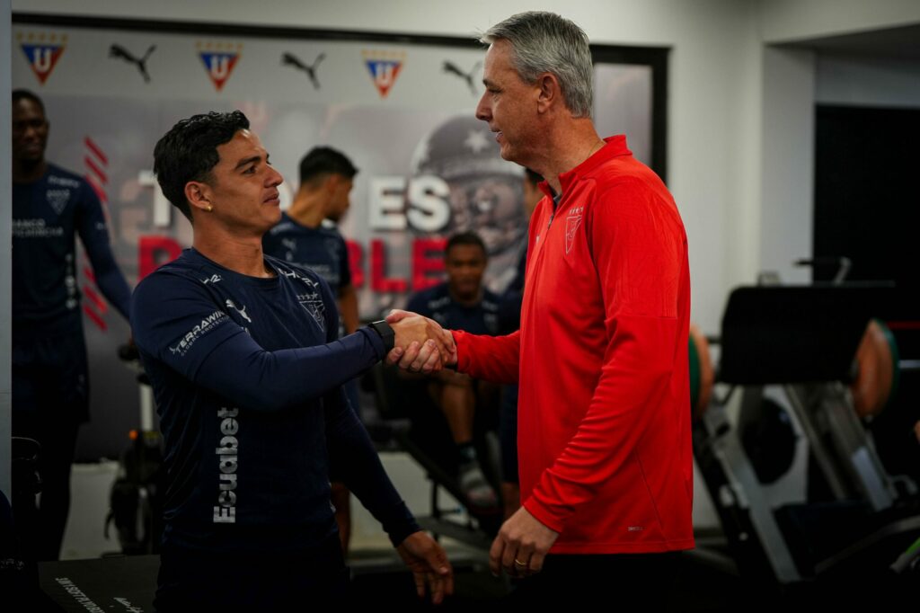 Tiago Nunes , nuevo entrenador de Liga de Quito, saluda a Alexander Alvarado
