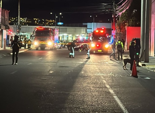 Un atentado con explosivos ocurrió en el norte de Quito y dejó varias personas heridas y dos vehículos dañados.