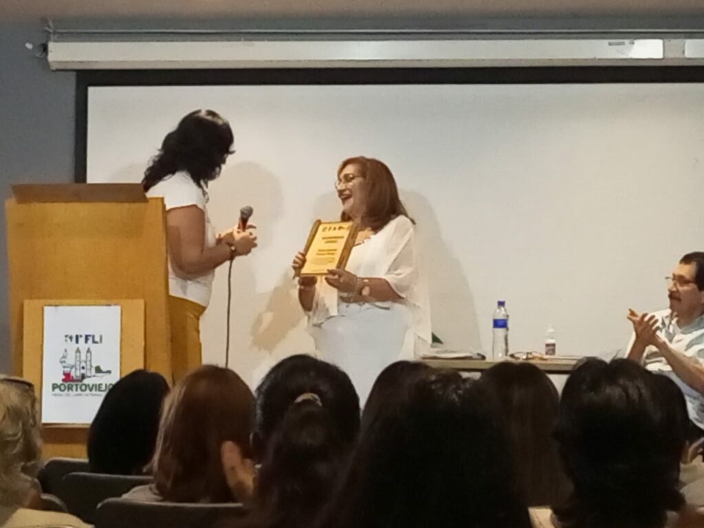 Ximena Mendoza es licenciada en Trabajo Social y autora de varios poemarios reconocidos en el ámbito nacional.