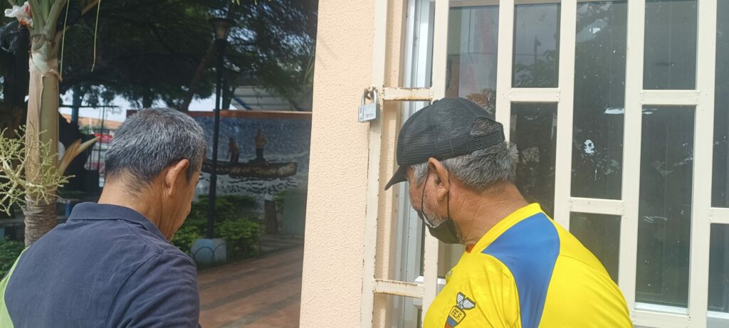 La sede barrial de Cristo Rey en Manta fue objeto de robo nuevamente. Esta vez se llevaron 35 sillas y otros objetos.