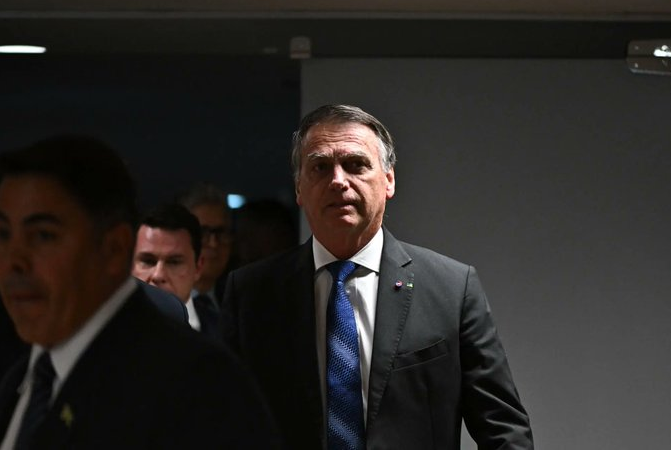 Espionaje, políticos y una app secreta: la trama que salpica a los Bolsonaro