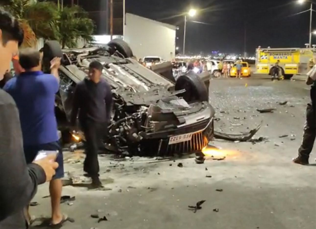 Autoridades investigan choque con cinco heridos en la vía Puerto Aeropuerto, en Manta