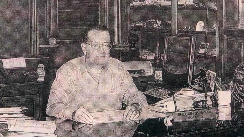 El notario Cabrera movió alrededor de 800 millones de dólares y operó por lo menos durante una década antes de su muerte, ocurrida el 26 de octubre de 2005, tras una noche de excesos en un hotel de lujo, en Quito.