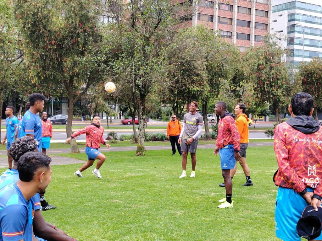 Libertad FC se instaló en el parque La Carolina para realizar ejercicios tácticos y físicos antes de su choque contra Independiente del Valle.